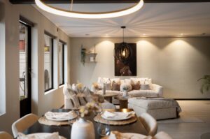 Spisestue i åpen forbindelse med stuen – perfekt for sosiale anledninger.