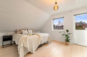 Hovedsoverom med god takhøyde og rolig atmosfære. Utgang til altan.