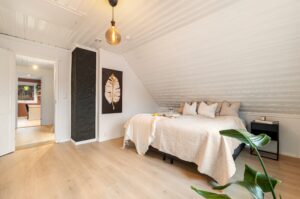 Soverom med lys og luftig karakter, flere innredningsmuligheter.