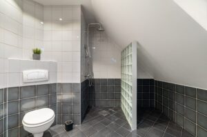 Helfliset bad med romslig dusjløsning. 