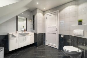 Baderom med servant og god oppbevaringsplass.