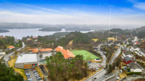 Gjesteparkering finnes like ved banen på oppmerkede plasser. 
 