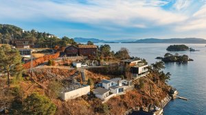Attraktiv boligområde med solrik beliggenhet og flott utsyn mot fjorden.