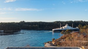 Utsikt mot omkringliggende øyer og kystlandskap.