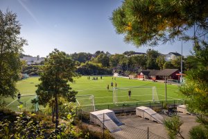 Flott idrettsanlegg med skatepark og idrettshall 