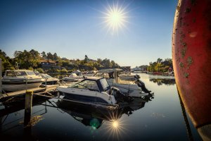 Naustvågen marina like nedenfor.