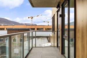 Skjermet og privat inngangsparti med overbygg - ingen passasje forbi denne leiligheten