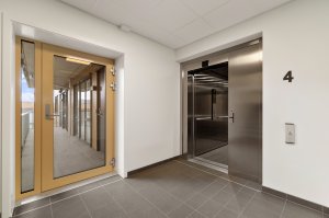 Det er heis direkte fra garasjeanlegget og fra byggets hovedinngang til leiligheten som ligger i 4. etasje