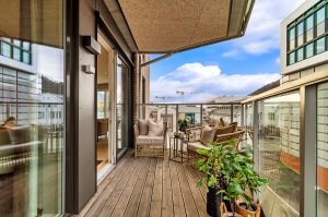 Vestvendt terrasse på 7.5 m² med overbygg, utebelysning og el. uttak 