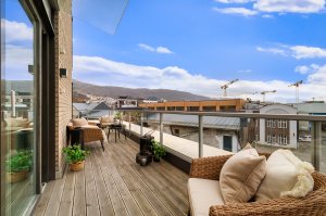 Sørvendt terrasse på hele 19 m² med åpent areal i front av terrassen 