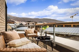 Her kan du nyte solen og den fine utsikten mot byfjellene