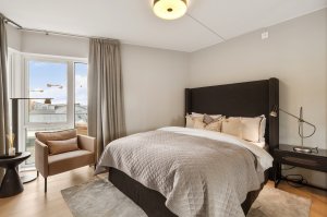 Leiligheten har tre soverom | Bildet viser hovedsoverommet på 13.5 m² 