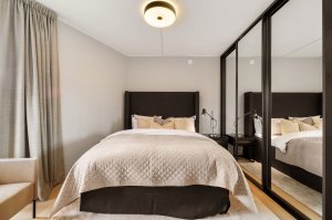 Hovedsoverommet har god garderobeplass i stor speilskyvedørsgarderobe 