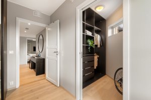 Hovedsoverommet har også skyvedør inn til eget garderoberom på 4 m² med plassbygget innredning 