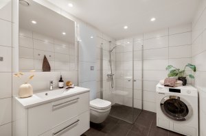 Leiligheten har to innbydende baderom på hhv. 3.2 m² og 5.3 m² | Ett av badene med opplegg og sone for vaskemaskin og tørketrommel