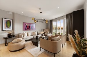 Betongskille mellom etasjene, installert sprinkleranlegg og seriekoblet røykvarsleranlegg