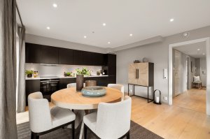 Stue/kjøkken har en størrelse og form som gir gode muligheten for å plassere møbler som tydelig skiller sone for kjøkken og stue 