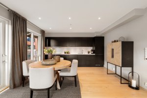 Løsningen i rommet gir også mulighet for å trekke ut spisebordet for selskap med flere gjester