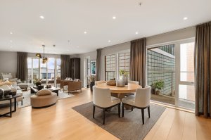 Lekker stue med takhøyde på 2.5 meter, innfelt downlights og store vindusflater