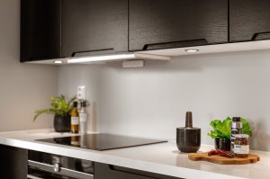 Innfelt downlights i taket i tillegg til godt arbeidslys fra downlight under overskapene