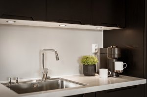 Benkeplate i kompositt og underlimt stålvask | To stk doble el. uttak ved kjøkkeninnredningen 