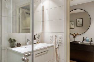 Leiligheten har tilgang på fjernvarmeanlegg som gjør at du slipper å bruke plass på egen varmtvannsbereder i leiligheten