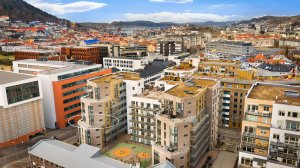 Leiligheten vender mot sør og vest, godt plassert på enden av bygget ved enden av boligkomplekset 