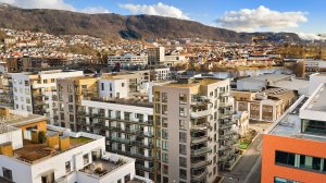 Svært sentral beliggenhet i et attraktivt boligområdet som har vært gjennom en betydelig oppgradering av bygg og infrastruktur 