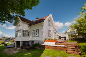 Boligen ligger fredelig til i et etablert og familievennlig boligområde med kort vei til sjø, skole og fritidsaktiviteter.