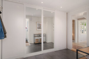 God oppbevaring i skyvedørsgarderobe i entré. 