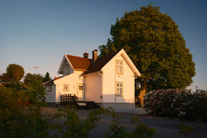 Det hvitehuset med lønnetreet i hagen er et velkjent hus i lokalmiljøet.
