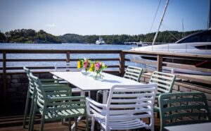 Restauranten HAVN på har uteservering og god mat. Her er det arrangementer, konserter, quizkvelder m.m. 