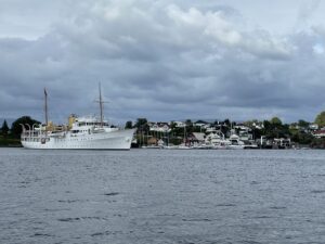 Kongeskipet «Norge» ligger flere ganger i året for anker utenfor Hjellestad kai. I denne anledning for å hente Hans Majestet Kongen og Hennes Majestet Dronningen. 