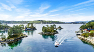 Skjærgården på Hjellestad er fantastisk. Det skal være mulig å leie båtplass i marinaen på Hjellestad kai, ca. 2-3 minutter fra huset. Konferer Nautic Norway, Hjellestad.
