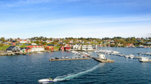 Få minutter til Hjellestad kai med butikk (søndagsåpen), marina, gjestebrygge, bunkringsmuligheter, café/restaurant, uteservering og seilforening. 