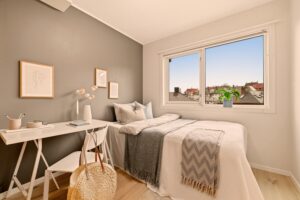Praktisk soverom på 7,8 m² – perfekt som barnerom, kontor eller gjesterom. 