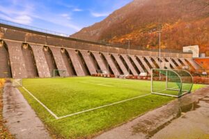 Barnevennlig med fotballbane, basketbane og aktitetstilbud like ved. 