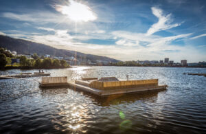 Det er kort gåavstand til badebryggene i Møllendal. Rundt Store Lungegårdsvann er også den nye bystranden under bygging i regi av kommunen.