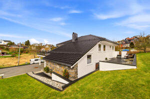 Boligen er tegnet av den anerkjente arkitekten Victor Ogann. Nytt yttertak med sort glasert teglstein i 2015. Selveiende tomt på 1.007 m².