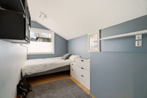 Boligen passer utmerket for en barnefamilie, med god plass for familiens medlemmer. 