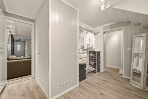 Fra gang/garderobe er det dør til utleiedelen. Ved å sette inn en dør mot hoveddelen, kan dette arealet eventuelt disponeres av leietaker.