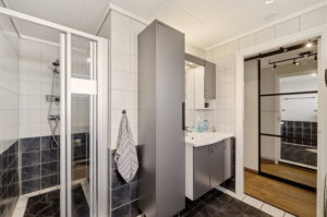 Helfliset baderom med moderne innredning i utleiedelen. Badet ble pusset opp av foregående eier i 2006.