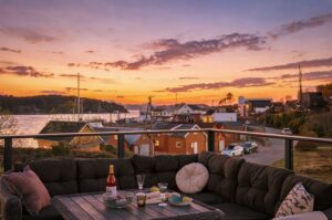 Det er svært gode solforhold og flott sjøutsikt fra terrassen. En sosial utesone rigget for soling, kos og grilling.