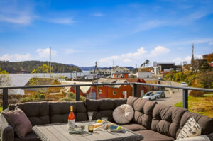 Det er flott sjøutsikt fra terrassen og meget gode solforhold. Terrassedekke er Møreroyal terrassebord, som ble beiset/oljet i 2025/2026.
