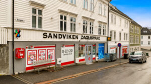 Det er umiddelbar nærhet til Nærbutikken Sandviken, som også har søndagsåpent. I tillegg er det rundt 2 minutters gåavstand til Joker på Sandvikstorget.