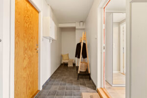 Like utenfor inngangsdøren er det adkomst til felles vaskerom. I samme etasje er det også en tilhørende bod på 3 m².