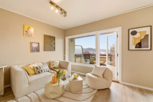 Tilknyttet leiligheten er det en vestvendt altan med god størrelse.