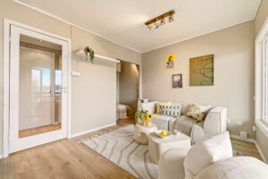 Mellom entré og stue er det en moderne glassdør.