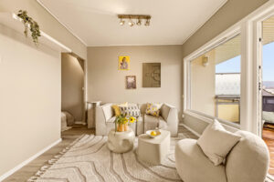 Månedlig felleskostnad utgjør kr 3.948,- og inkluderer bl.a. kommunale avgifter inkl. eiendomsskatt, kabel-TV og internett via Telia (basispakke) m.m.