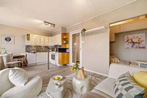 Leiligheten er nymalt i 2026 og fremstår som koselig innredet.